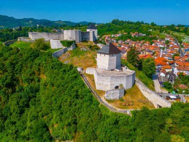 Tesanj kalesi ve Bosna-Hersek 'teki çevre kent manzarası