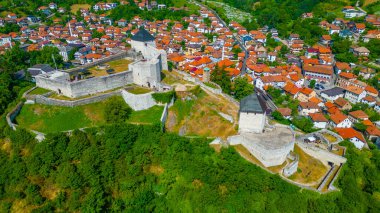 Tesanj kalesi ve Bosna-Hersek 'teki çevre kent manzarası