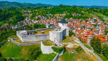 Tesanj kalesi ve Bosna-Hersek 'teki çevre kent manzarası