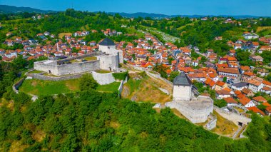 Tesanj kalesi ve Bosna-Hersek 'teki çevre kent manzarası