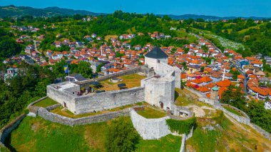 Tesanj kalesi ve Bosna-Hersek 'teki çevre kent manzarası