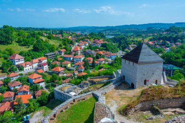 Tesanj kalesi ve Bosna-Hersek 'teki çevre kent manzarası