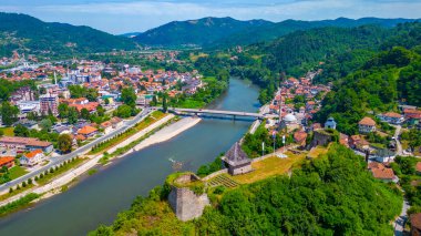 Bosna-Hersek 'teki Maglaj kalesi ve Bosna nehri