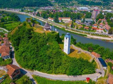 Bosna-Hersek 'teki Maglaj kalesi ve Bosna nehri