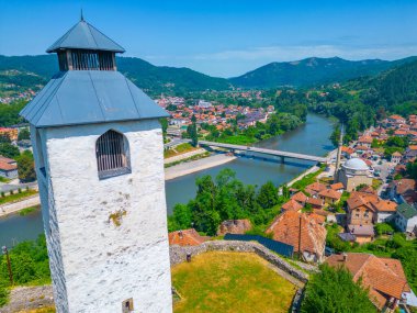 Bosna-Hersek 'teki Maglaj kalesi ve Bosna nehri