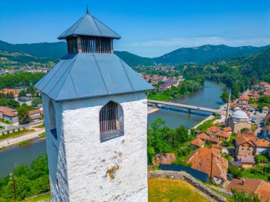 Bosna-Hersek 'teki Maglaj kalesi ve Bosna nehri