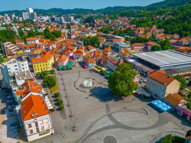 Bosna 'nın Tuzla kentindeki Özgürlük meydanının Panorama manzarası