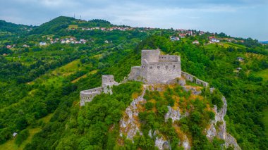 Bosna-Hersek 'teki Srebrenik Kalesinin Panorama manzarası