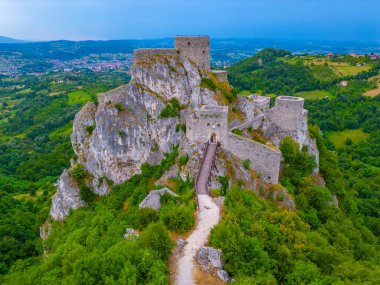 Bosna-Hersek 'teki Srebrenik Kalesinin Panorama manzarası