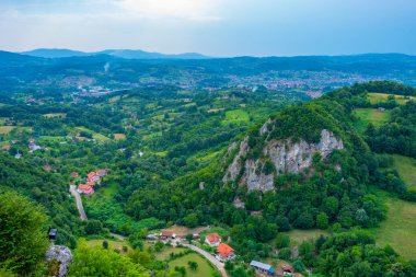 Bosna-Hersek 'teki Srebrenik yakınlarındaki Bosna kırsalının manzarası