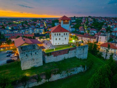 Bosna-Hersek 'teki kente bakan Gradacac şatosunun gün batımı manzarası