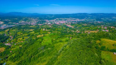 Bosna-Hersek 'teki Srebrenik yakınlarındaki Bosna kırsalının manzarası
