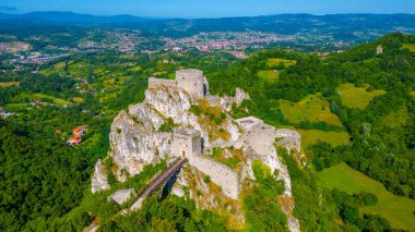 Bosna-Hersek 'teki Srebrenik Kalesinin Panorama manzarası