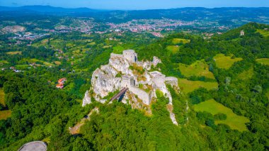 Bosna-Hersek 'teki Srebrenik Kalesinin Panorama manzarası
