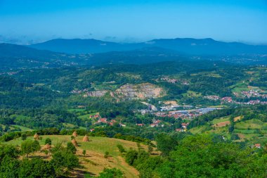 Bosna-Hersek 'teki Srebrenik yakınlarındaki Bosna kırsalının manzarası