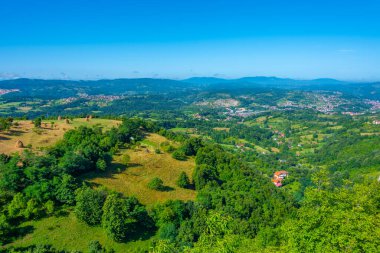 Bosna-Hersek 'teki Srebrenik yakınlarındaki Bosna kırsalının manzarası