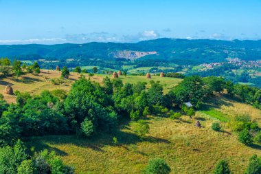 Bosna-Hersek 'teki Srebrenik yakınlarındaki Bosna kırsalının manzarası