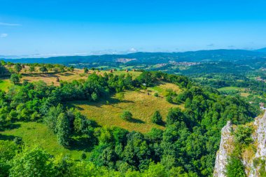 Bosna-Hersek 'teki Srebrenik yakınlarındaki Bosna kırsalının manzarası