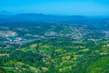 Bosna-Hersek 'teki Srebrenik yakınlarındaki Bosna kırsalının manzarası