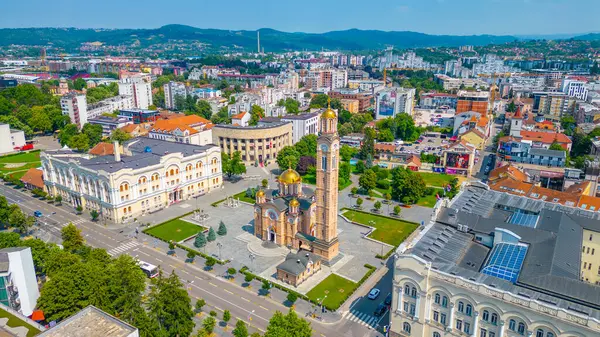 波士尼亚和黑塞哥维那巴尼亚卢卡的基督救世主东正教大教堂的空中景观 — 图库照片