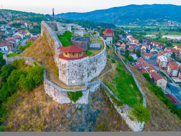 Bosna-Hersek 'teki Doboj kalesinin günbatımı manzarası