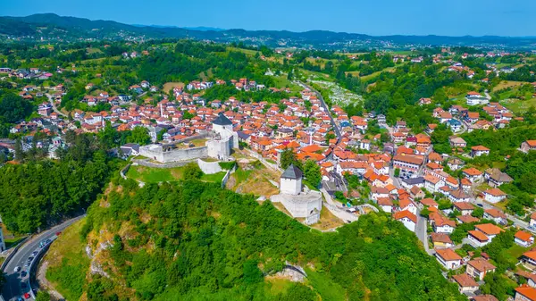 Tesanj kalesi ve Bosna-Hersek 'teki çevre kent manzarası