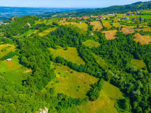 Bosna-Hersek 'teki Srebrenik yakınlarındaki Bosna kırsalının manzarası