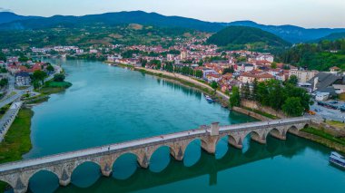Bosna-Hersek 'in Višegrad kentindeki Mehmed Paşa Sokoloviç Köprüsü' nün gündoğumu