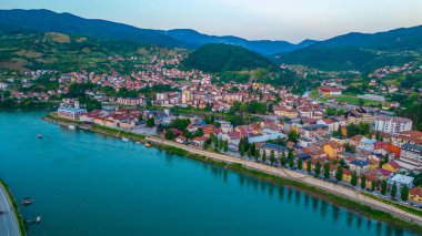 Bosna 'nın Višegrad kentinin gündoğumu manzarası