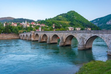 Bosna-Hersek 'in Višegrad kentindeki Mehmed Paşa Sokoloviç Köprüsü' nün gündoğumu
