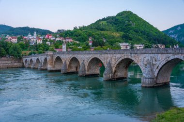 Bosna-Hersek 'in Višegrad kentindeki Mehmed Paşa Sokoloviç Köprüsü' nün gündoğumu