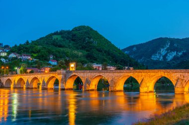 Bosna-Hersek 'in Višegrad kentindeki Mehmed Paşa Sokoloviç Köprüsü' nün gece manzarası