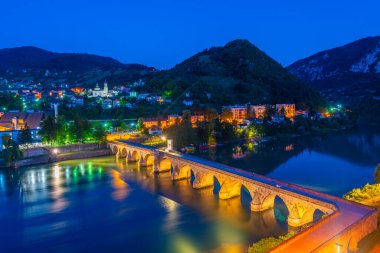 Bosna-Hersek 'in Višegrad kentindeki Mehmed Paşa Sokoloviç Köprüsü' nün gece manzarası