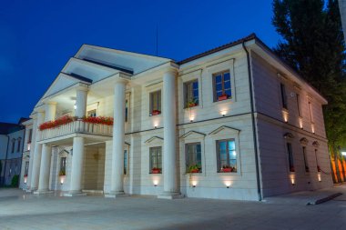 Bosna-Hersek 'in Andricgrad kentindeki Višegrad belediyesinin gece manzarası