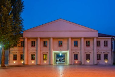 Bosna-Hersek 'in Andricgrad kentindeki Višegrad belediyesinin gece manzarası