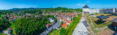 Tesanj kalesi ve Bosna-Hersek 'teki çevre kent manzarası
