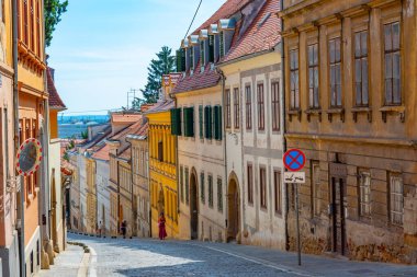 Hırvatistan 'ın eski Zagreb kentinde bir sokakta yaz günü