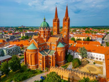 Hırvat kenti Djakovo 'daki Aziz Peter katedralinin hava manzarası
