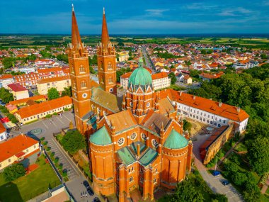 Hırvat kenti Djakovo 'daki Aziz Peter katedralinin hava manzarası