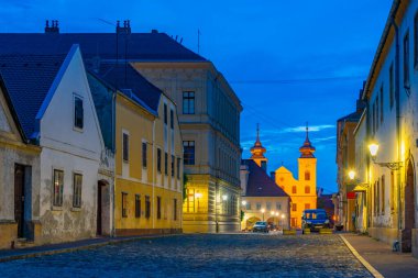 Hırvatistan 'ın eski Osijek kentindeki yayanın günbatımı manzarası