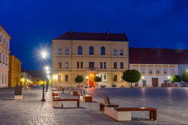 Hırvatistan 'ın eski Osijek kentindeki Kutsal Üçlü Meydanı' nın günbatımı manzarası
