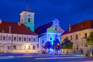 Hırvatistan 'ın eski Osijek kentindeki Fransisken manastırının gece manzarası