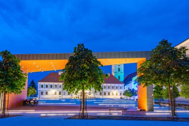 Hırvatistan 'ın eski Osijek kentindeki Fransisken manastırının gece manzarası