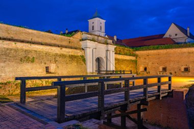 Hırvat kenti Osijek 'teki Tvrda kalesinin gece manzarası
