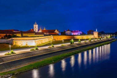 Hırvat kenti Osijek 'teki Tvrda kalesinin gece manzarası