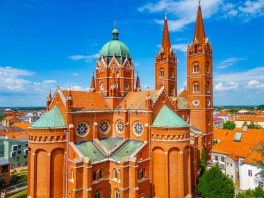 Hırvat kenti Djakovo 'daki Aziz Peter katedralinin hava manzarası