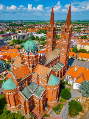 Hırvat kenti Djakovo 'daki Aziz Peter katedralinin hava manzarası