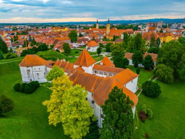 Beyaz kaleli Hırvat kenti Varazdin 'in havadan görünüşü bir kasaba müzesine ev sahipliği yapıyor