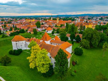 Beyaz kaleli Hırvat kenti Varazdin 'in havadan görünüşü bir kasaba müzesine ev sahipliği yapıyor