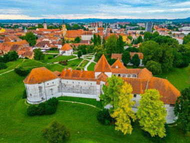 Beyaz kaleli Hırvat kenti Varazdin 'in havadan görünüşü bir kasaba müzesine ev sahipliği yapıyor